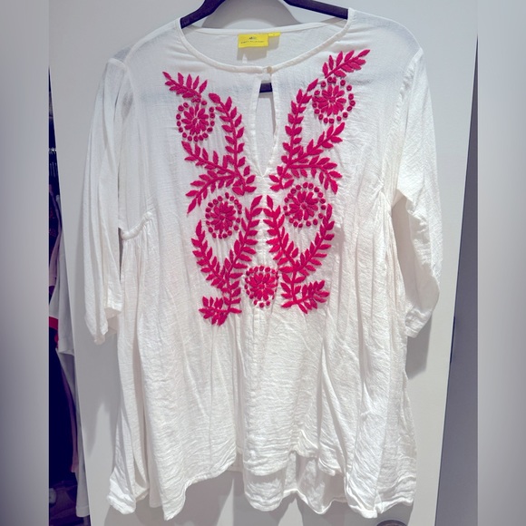Roberta Roller Rabbit Tops - Roberta Roller Rabbit Size Small Flowy Tunic in white with pink design.